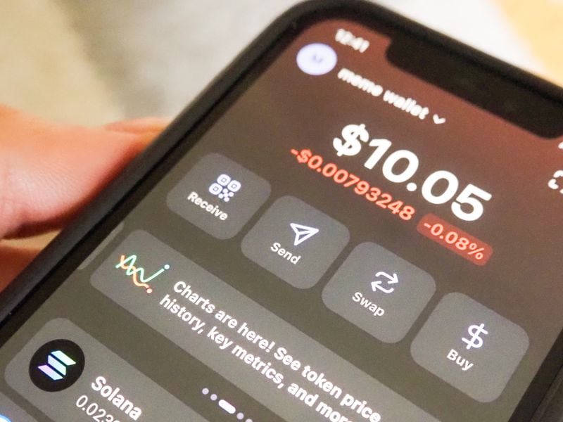 Phantom Tops Coinbase (COIN) in Apple App Store as Memecoin Craze Drives Traders On-Chain