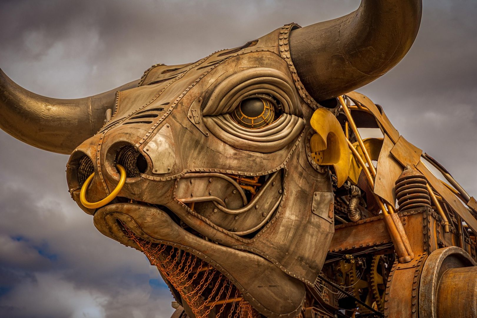 As King Dollar Falls, BTC Price Marches Toward Highs Against Gold, Silver